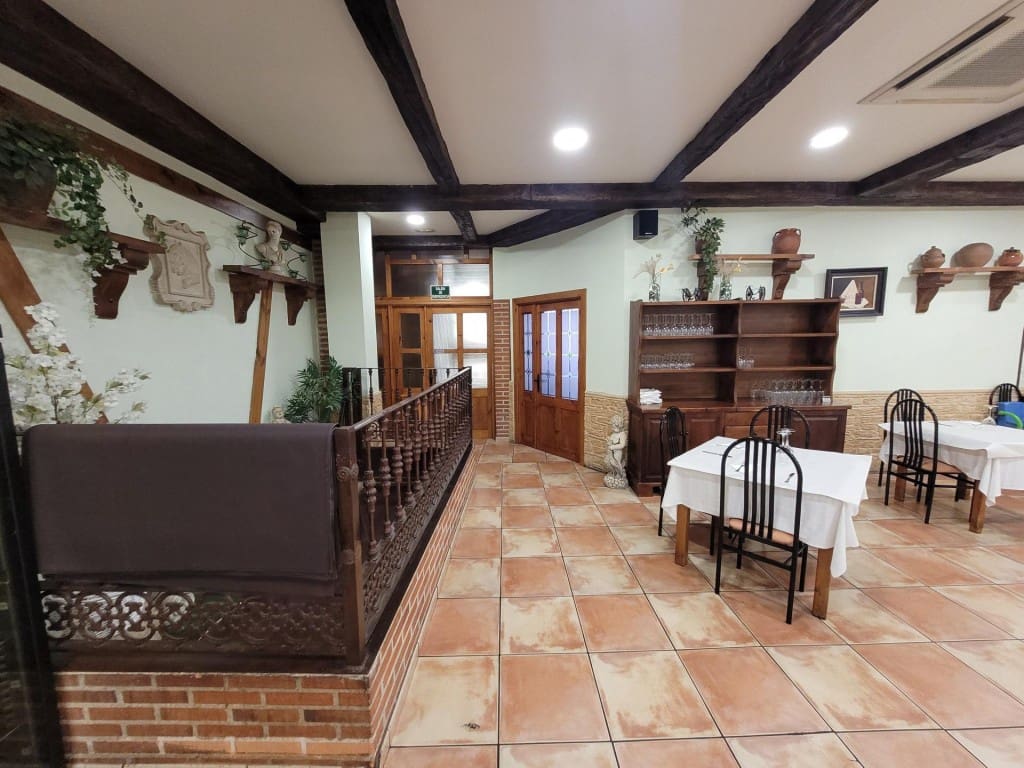 Commercial for sale in Cuellar - € 600,000 (Ref: 9595559)