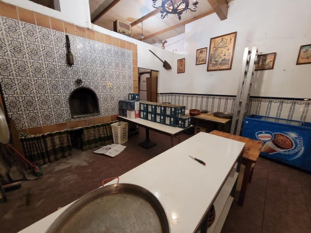 Commercial for sale in Cuellar - € 600,000 (Ref: 9595559)