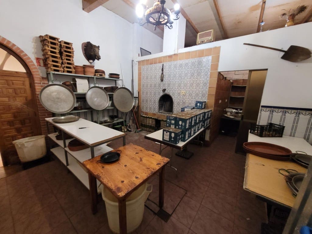 Commercial for sale in Cuellar - € 600,000 (Ref: 9595559)