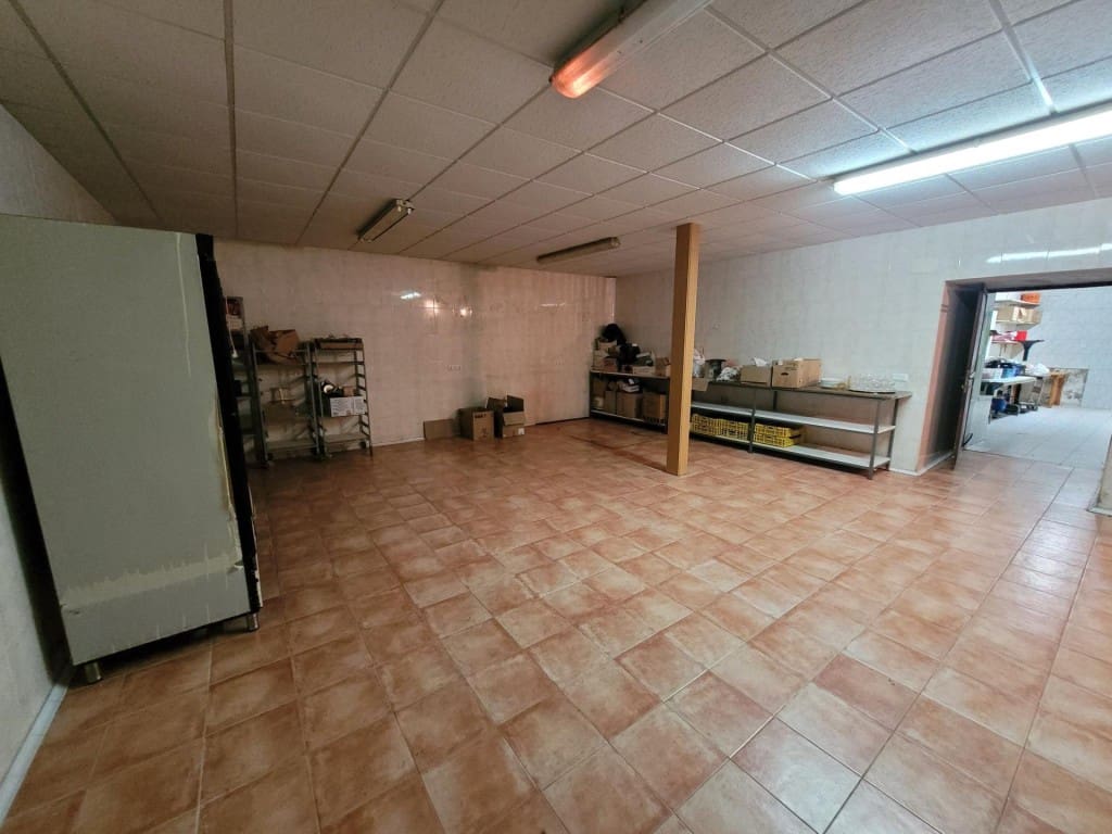 Commercial for sale in Cuellar - € 600,000 (Ref: 9595559)