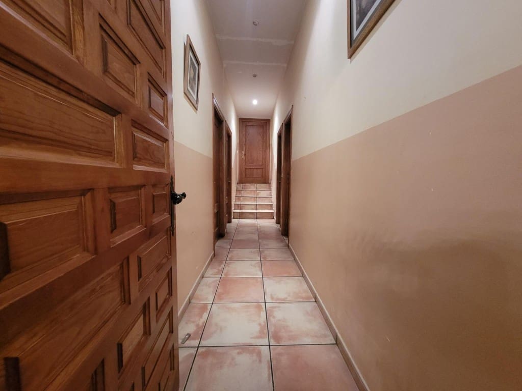 Commercial for sale in Cuellar - € 600,000 (Ref: 9595559)