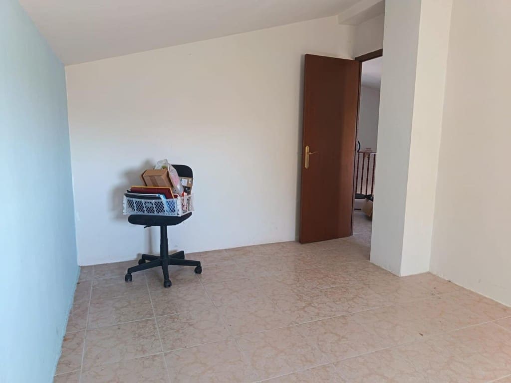 4 bedroom Villa for sale in Albarreal de Tajo - € 140,000 (Ref: 9595590)