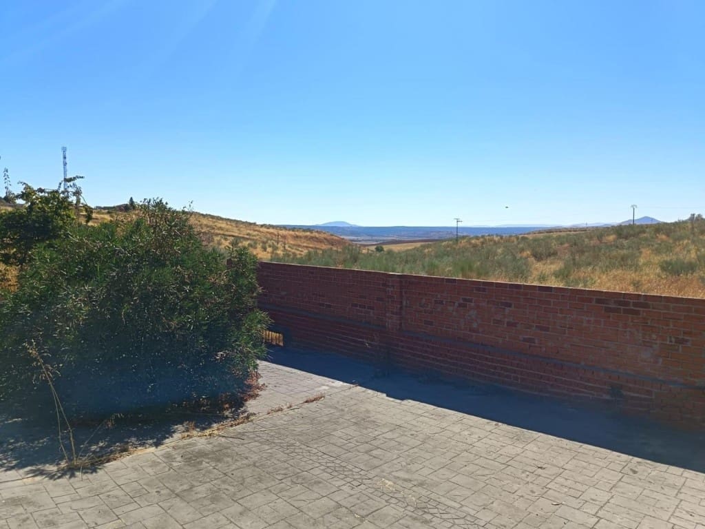 4 bedroom Villa for sale in Albarreal de Tajo - € 140,000 (Ref: 9595590)