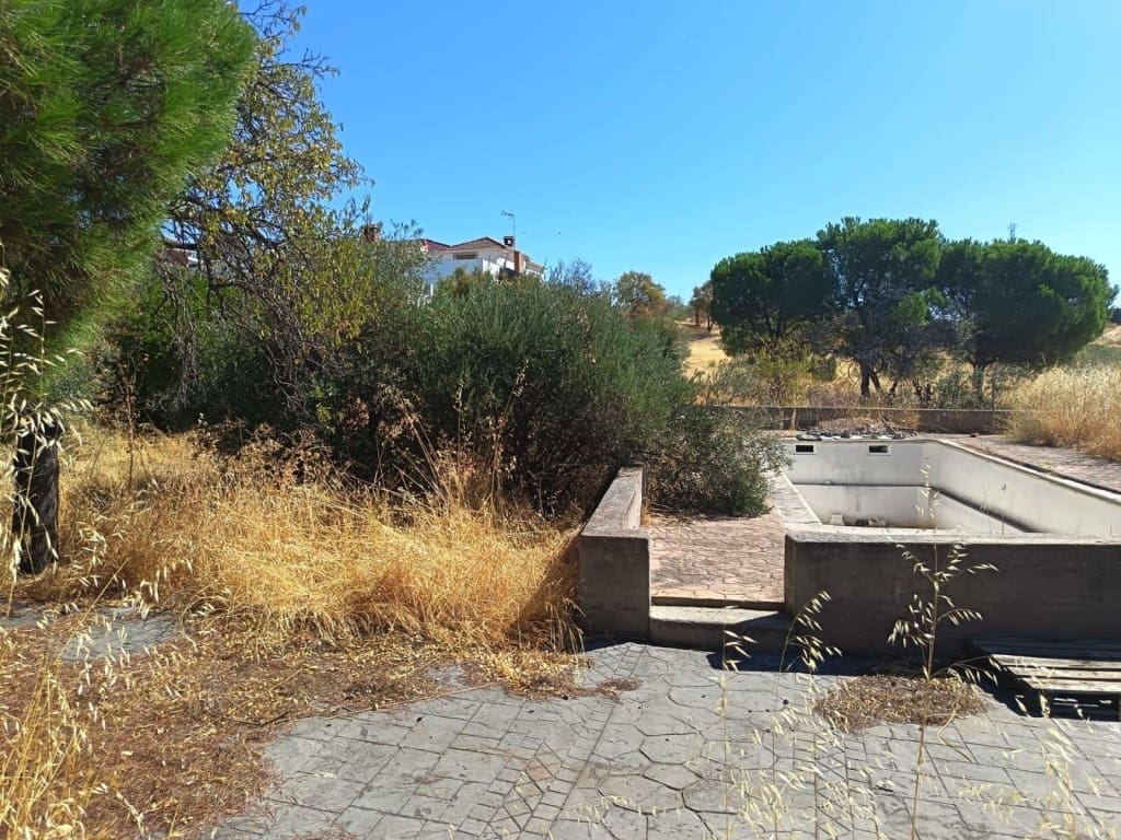 4 bedroom Villa for sale in Albarreal de Tajo - € 140,000 (Ref: 9595590)