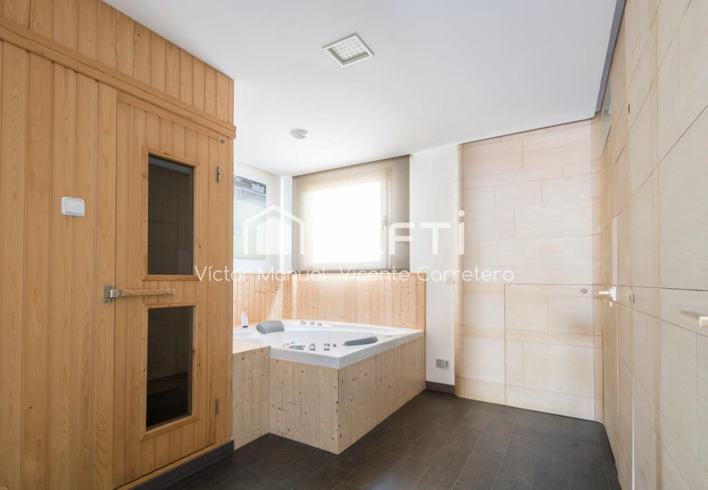 5 sovrum Radhus till salu i Valencia stad med pool garage - 690 000 € (Ref: 9595618)