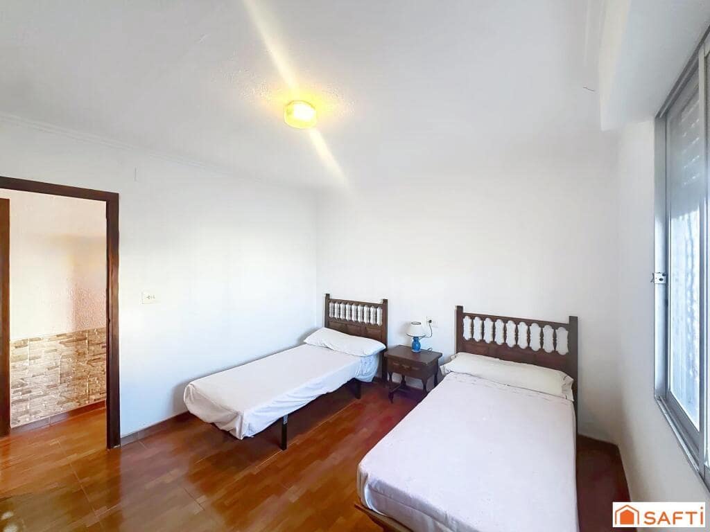 5 bedroom Villa for sale in Oliva with pool - € 325,000 (Ref: 9595632)