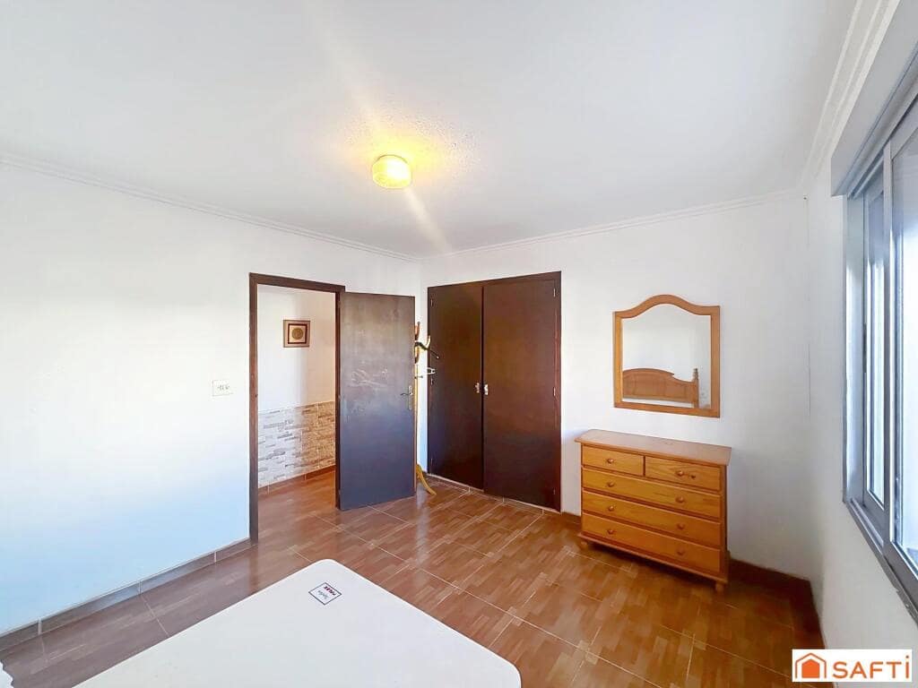 5 bedroom Villa for sale in Oliva with pool - € 325,000 (Ref: 9595632)