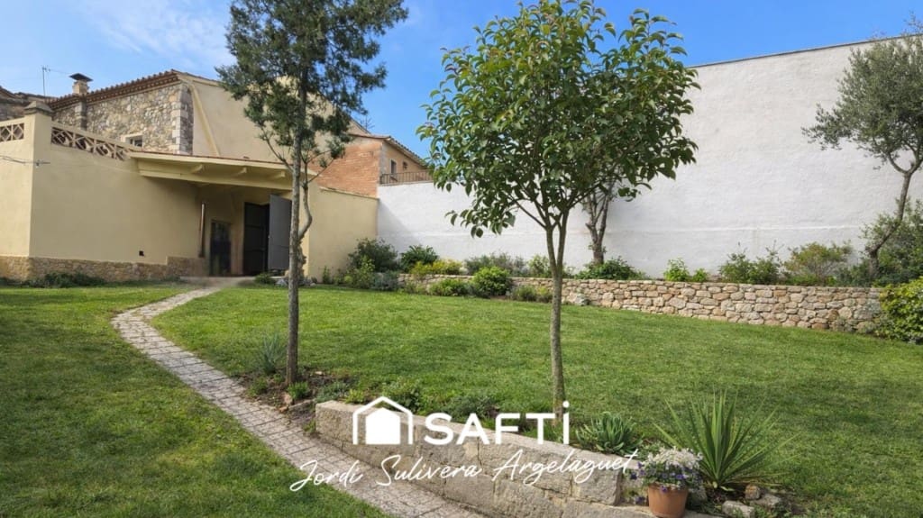 3 bedroom Terraced Villa for sale in Girona city with garage - € 480,000 (Ref: 9595672)