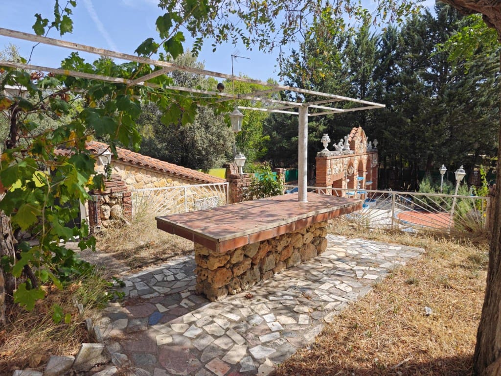 4 bedroom Villa for sale in Duron - € 220,000 (Ref: 9595685)