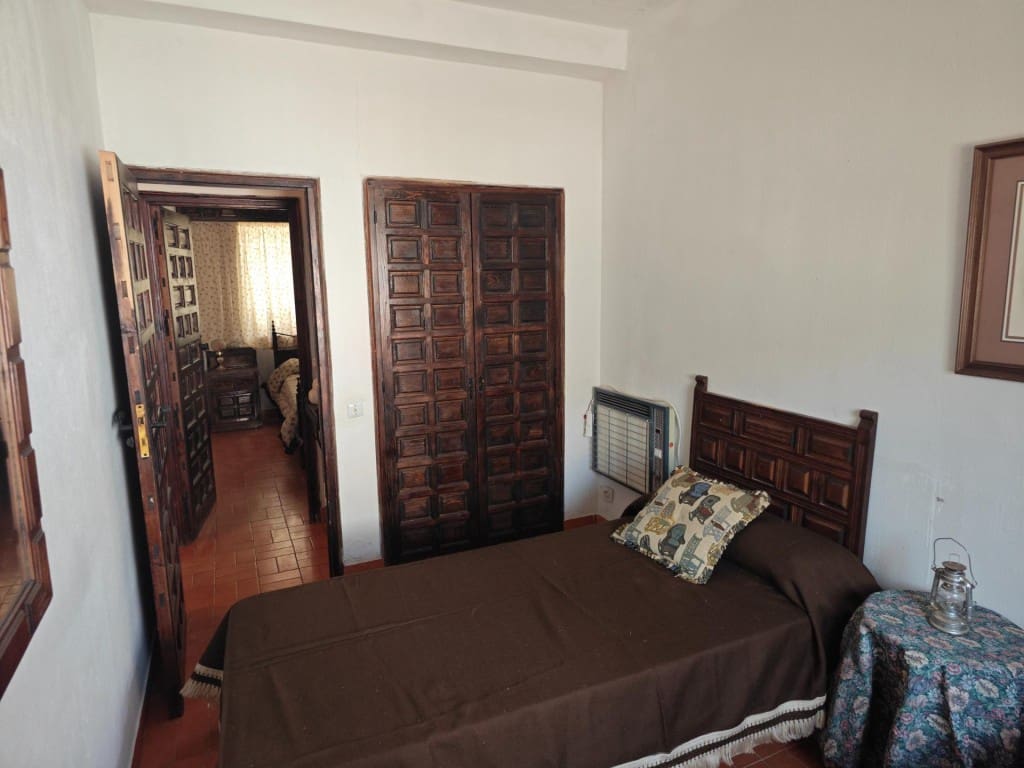 4 bedroom Villa for sale in Duron - € 220,000 (Ref: 9595685)