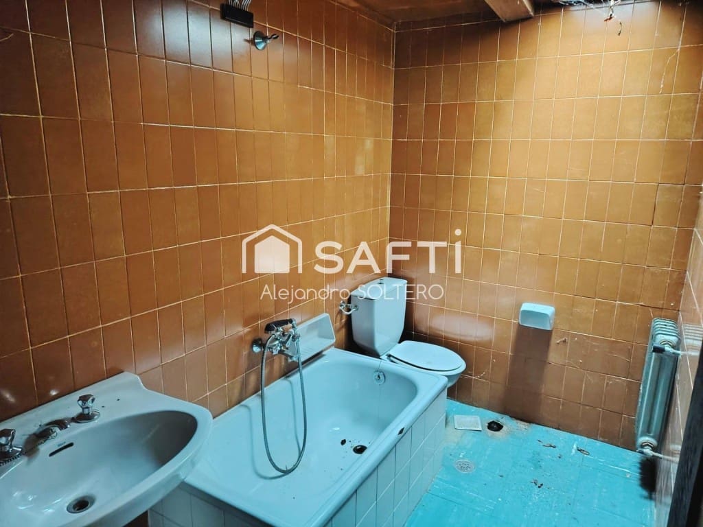 6 bedroom Finca/Country House for sale in Negreira - € 325,000 (Ref: 9595726)