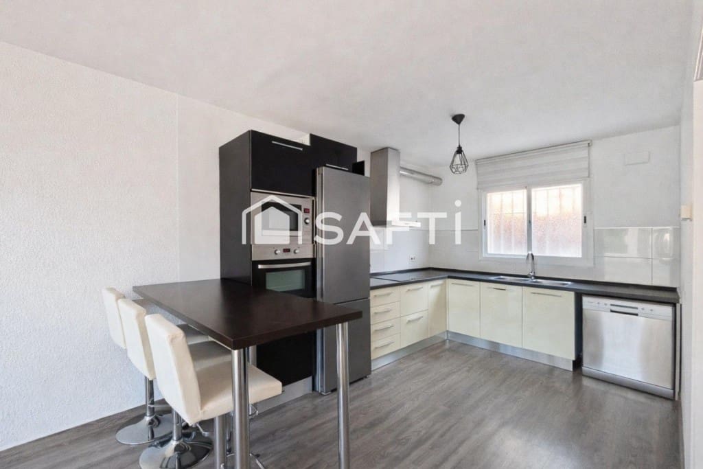 5 soveværelse Rækkehus til salg i Sitges med swimmingpool - € 495.000 (Ref: 9595771)