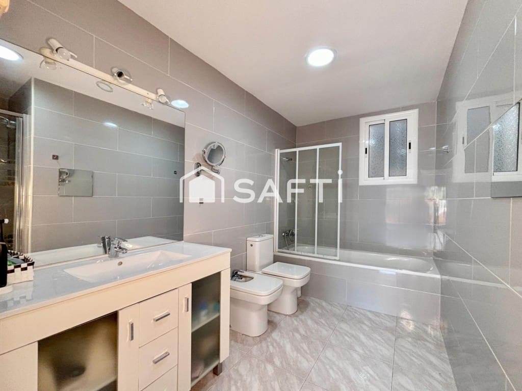 5 soveværelse Rækkehus til salg i Sitges med swimmingpool - € 495.000 (Ref: 9595771)