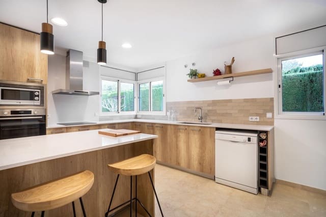 7 soveværelse Villa til salg i Sant Vicenç de Montalt med swimmingpool garage - € 1.100.000 (Ref: 9595783)