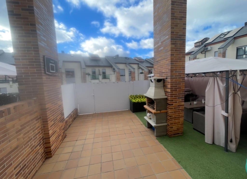 4 soverom Rekkehus til salgs i Ponferrada med svømmebasseng garasje - € 375 000 (Ref: 9595811)