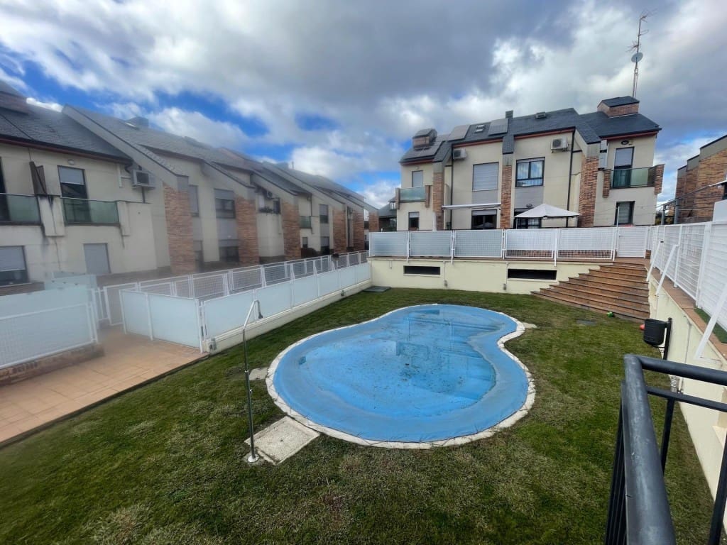 4 soverom Rekkehus til salgs i Ponferrada med svømmebasseng garasje - € 375 000 (Ref: 9595811)