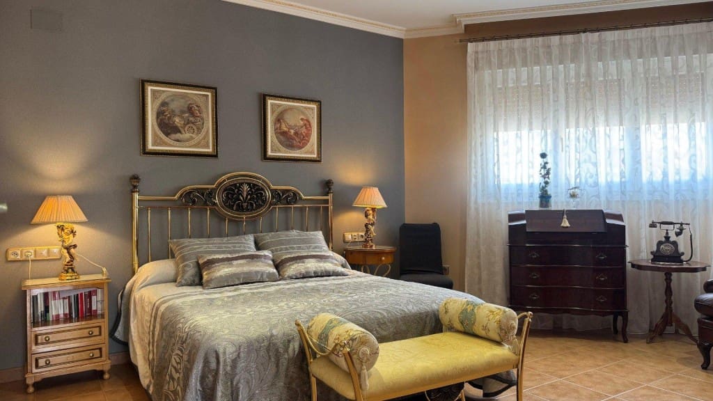 4 bedroom Villa for sale in Sax with pool garage - € 380,000 (Ref: 9595839)