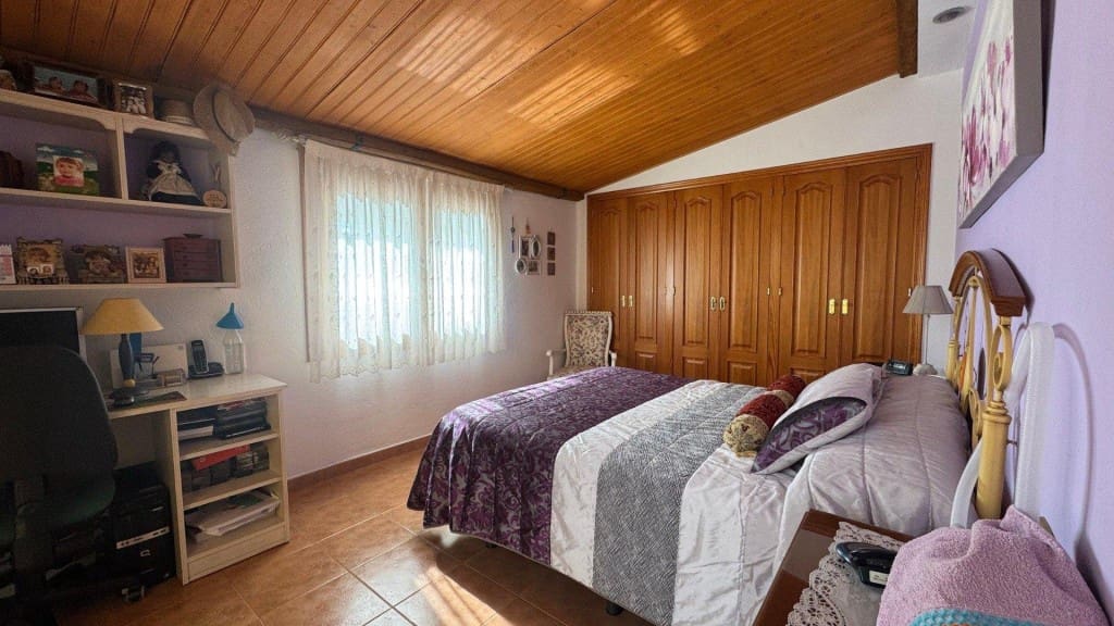 4 bedroom Villa for sale in Sax with pool garage - € 380,000 (Ref: 9595839)