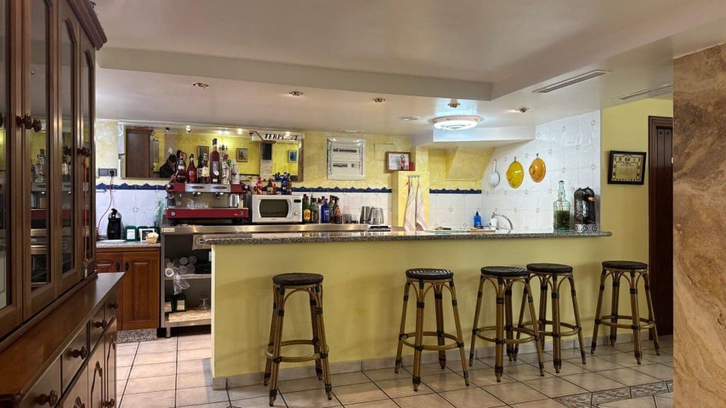 4 bedroom Villa for sale in Sax with pool garage - € 380,000 (Ref: 9595839)