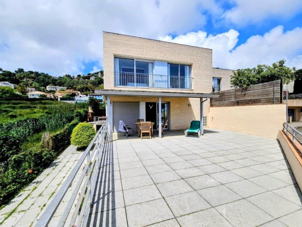 4 bedroom Villa for sale in Lloret de Mar with pool garage - € 650,000 (Ref: 9595853)