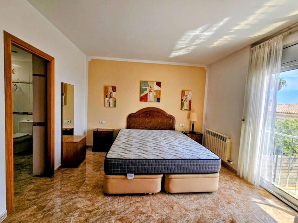 4 bedroom Villa for sale in Lloret de Mar with pool garage - € 650,000 (Ref: 9595853)