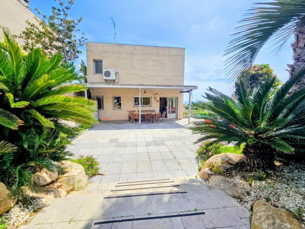 4 bedroom Villa for sale in Lloret de Mar with pool garage - € 650,000 (Ref: 9595853)