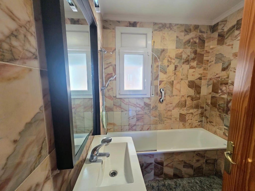 4 soveværelse Villa til salg i Lloret de Mar med garage - € 420.000 (Ref: 9595856)