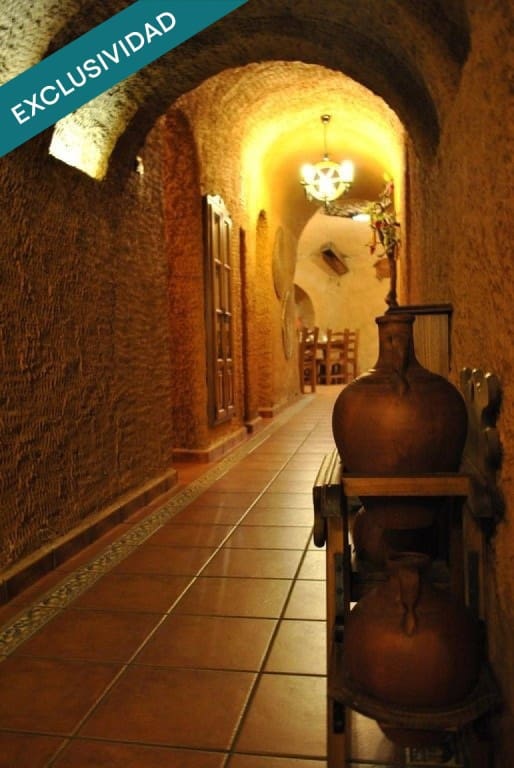 Commercial for sale in Valdevimbre - € 400,000 (Ref: 9595861)