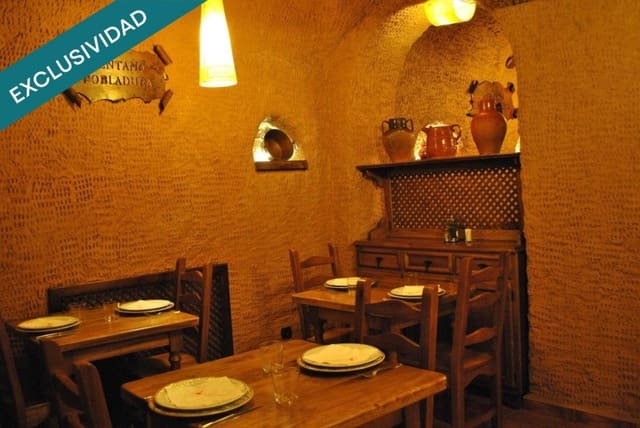 Commercial for sale in Valdevimbre - € 400,000 (Ref: 9595861)