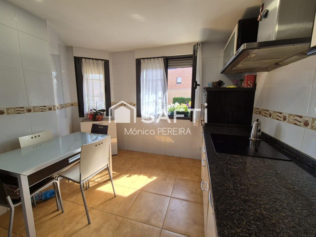 4 soverom Rekkehus til salgs i San Andres del Rabanedo med garasje - € 332 000 (Ref: 9595882)