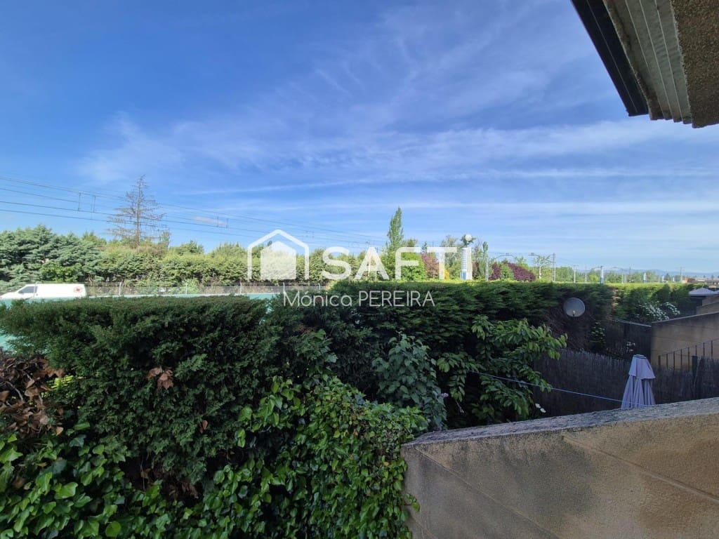 4 soverom Rekkehus til salgs i San Andres del Rabanedo med garasje - € 332 000 (Ref: 9595882)