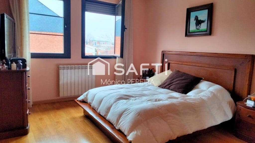 4 bedroom Terraced Villa for sale in San Andres del Rabanedo with garage - € 332,000 (Ref: 9595882)