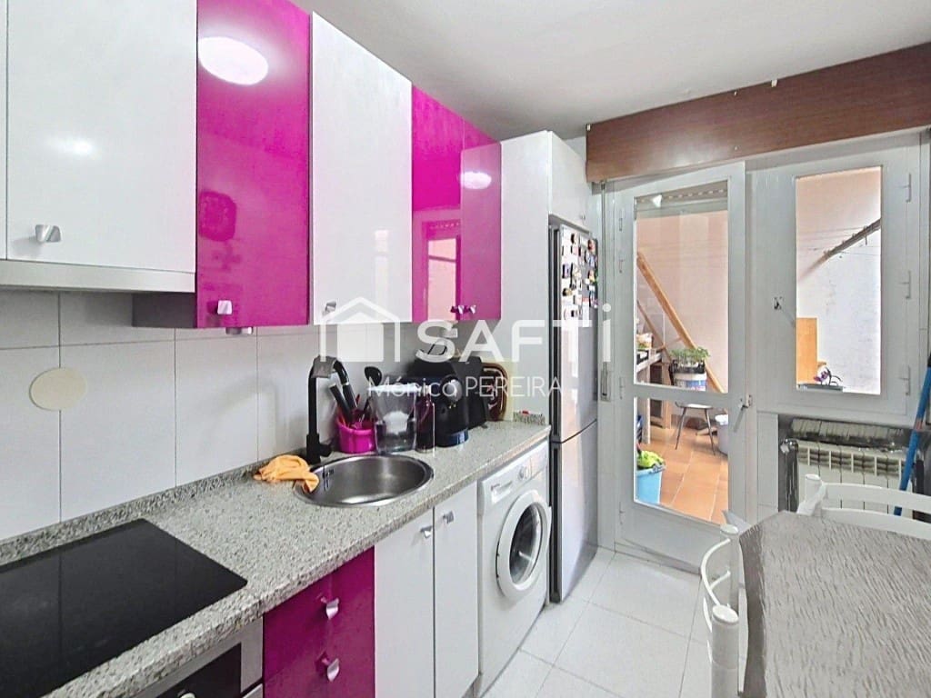 10 bedroom Villa for sale in Leon city with garage - € 427,500 (Ref: 9595883)