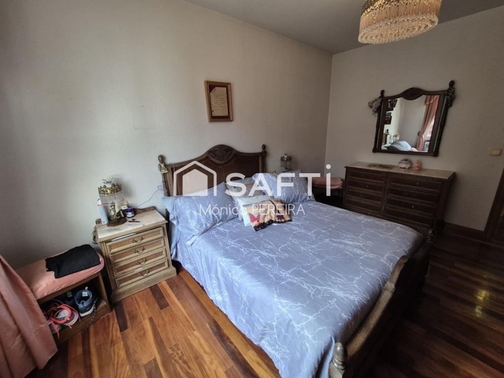 10 bedroom Villa for sale in Leon city with garage - € 427,500 (Ref: 9595883)