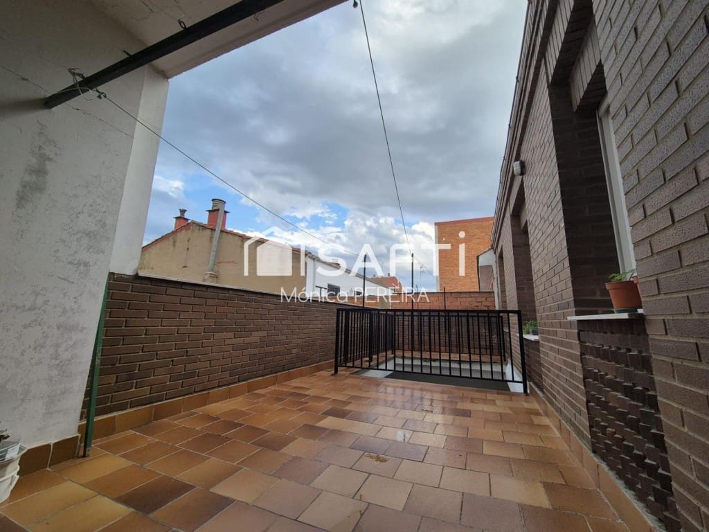 10 bedroom Villa for sale in Leon city with garage - € 427,500 (Ref: 9595883)