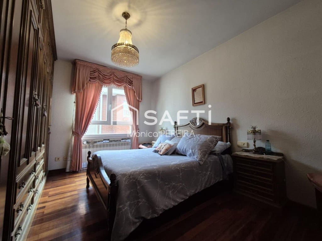 10 bedroom Villa for sale in Leon city with garage - € 427,500 (Ref: 9595883)