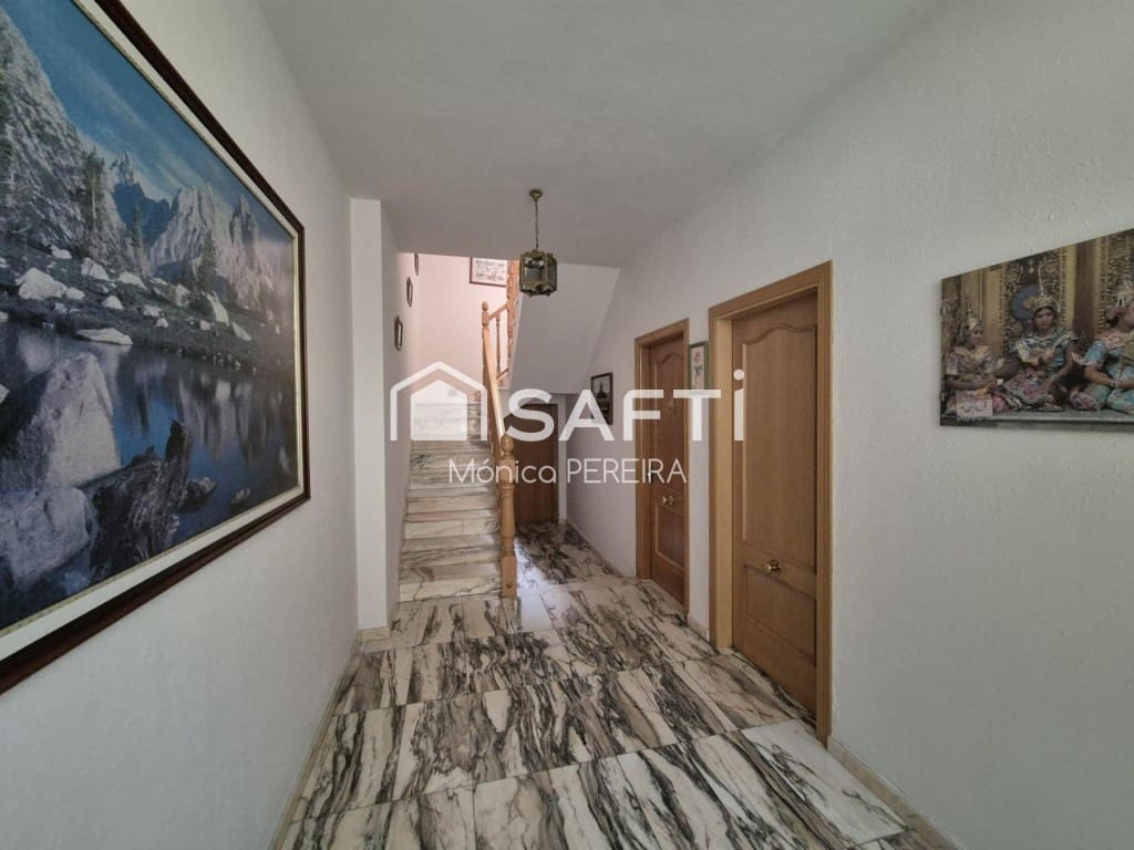 10 bedroom Villa for sale in Leon city with garage - € 427,500 (Ref: 9595883)