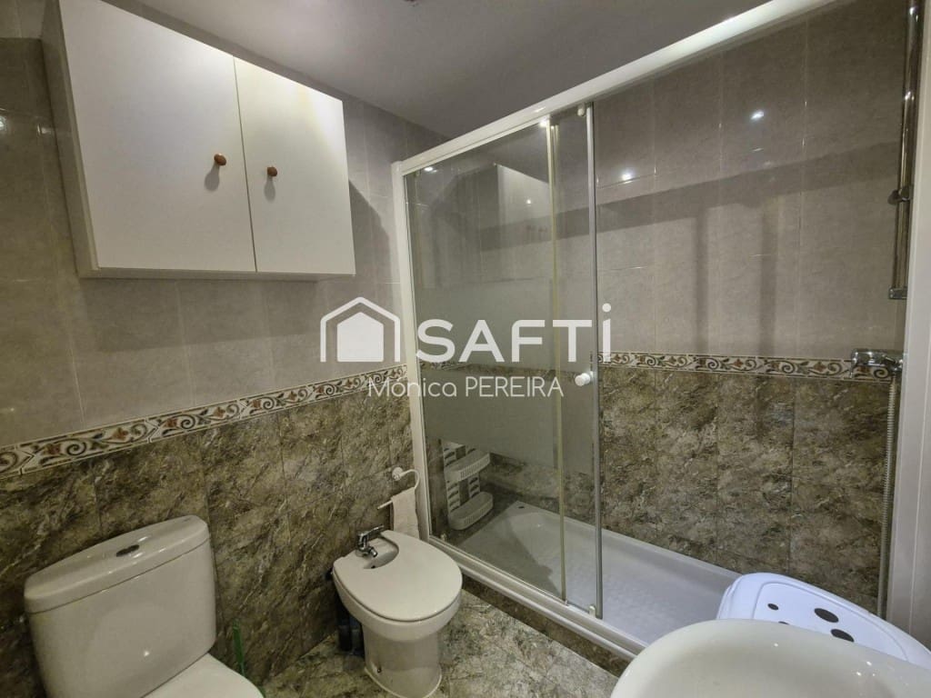 10 bedroom Villa for sale in Leon city with garage - € 427,500 (Ref: 9595883)