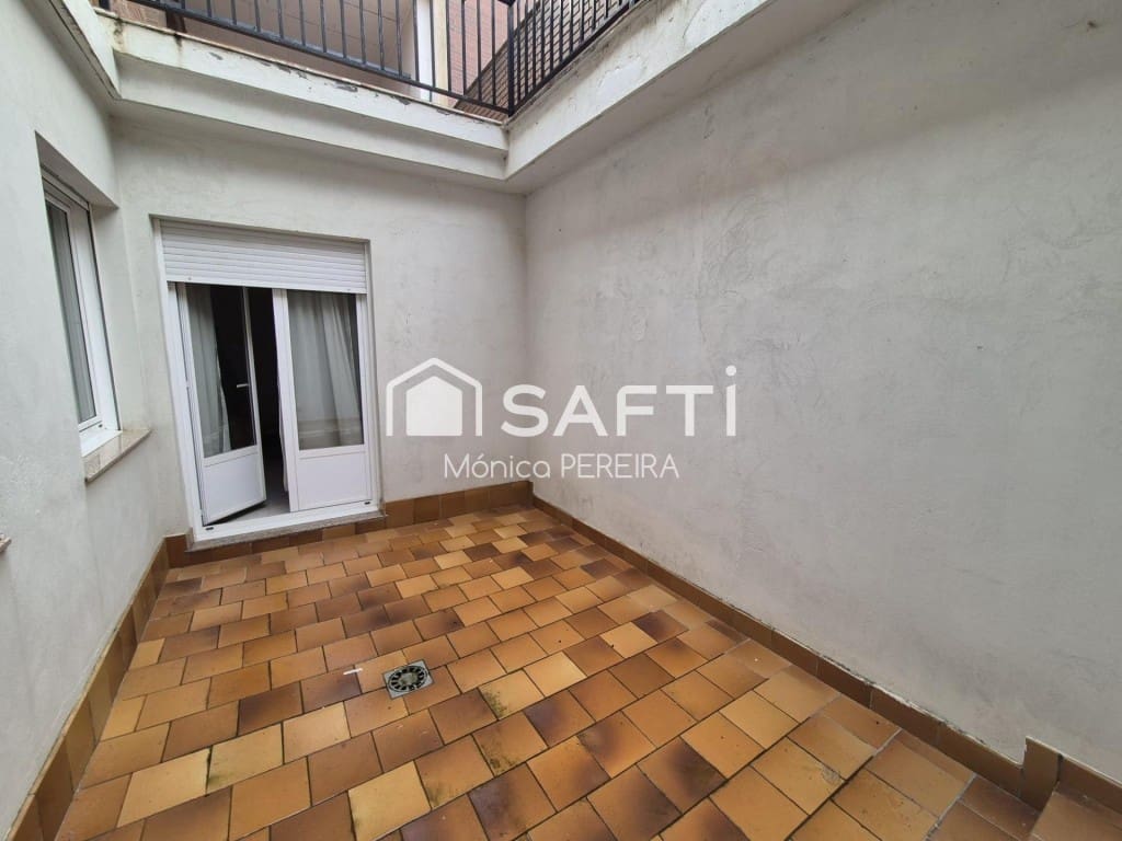 10 bedroom Villa for sale in Leon city with garage - € 427,500 (Ref: 9595883)