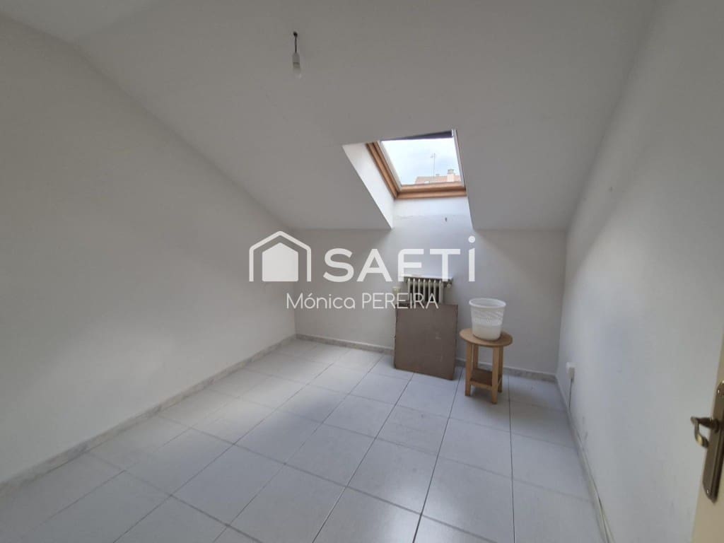 10 bedroom Villa for sale in Leon city with garage - € 427,500 (Ref: 9595883)