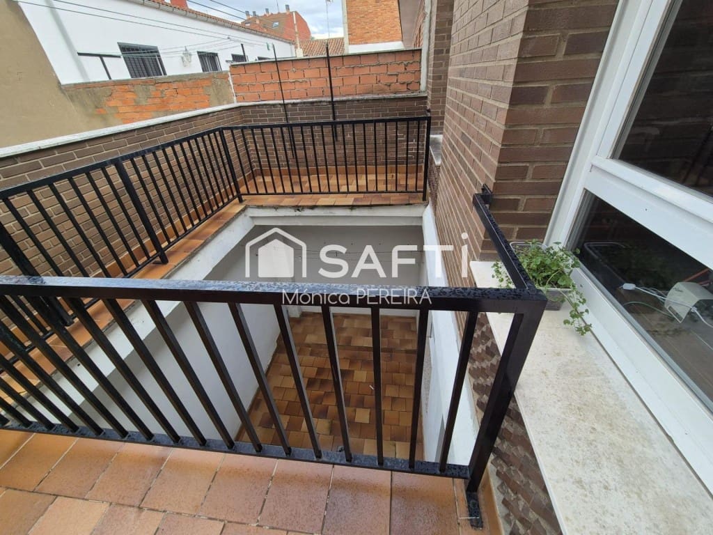 10 bedroom Villa for sale in Leon city with garage - € 427,500 (Ref: 9595883)