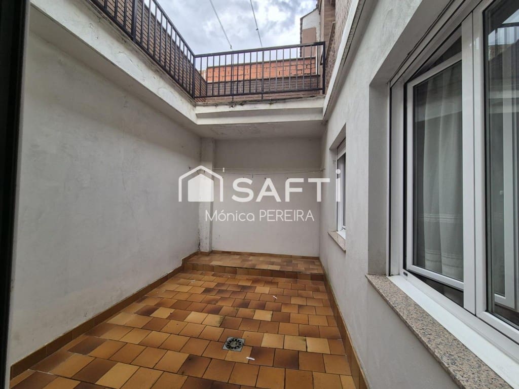 10 bedroom Villa for sale in Leon city with garage - € 427,500 (Ref: 9595883)