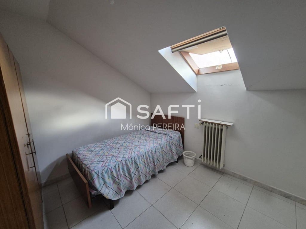 10 bedroom Villa for sale in Leon city with garage - € 427,500 (Ref: 9595883)