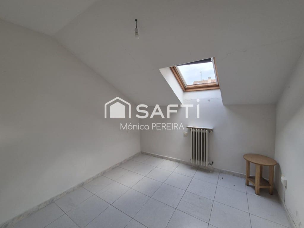 10 bedroom Villa for sale in Leon city with garage - € 427,500 (Ref: 9595883)