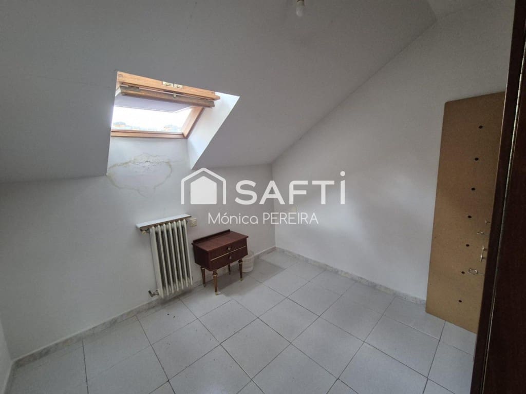 10 bedroom Villa for sale in Leon city with garage - € 427,500 (Ref: 9595883)