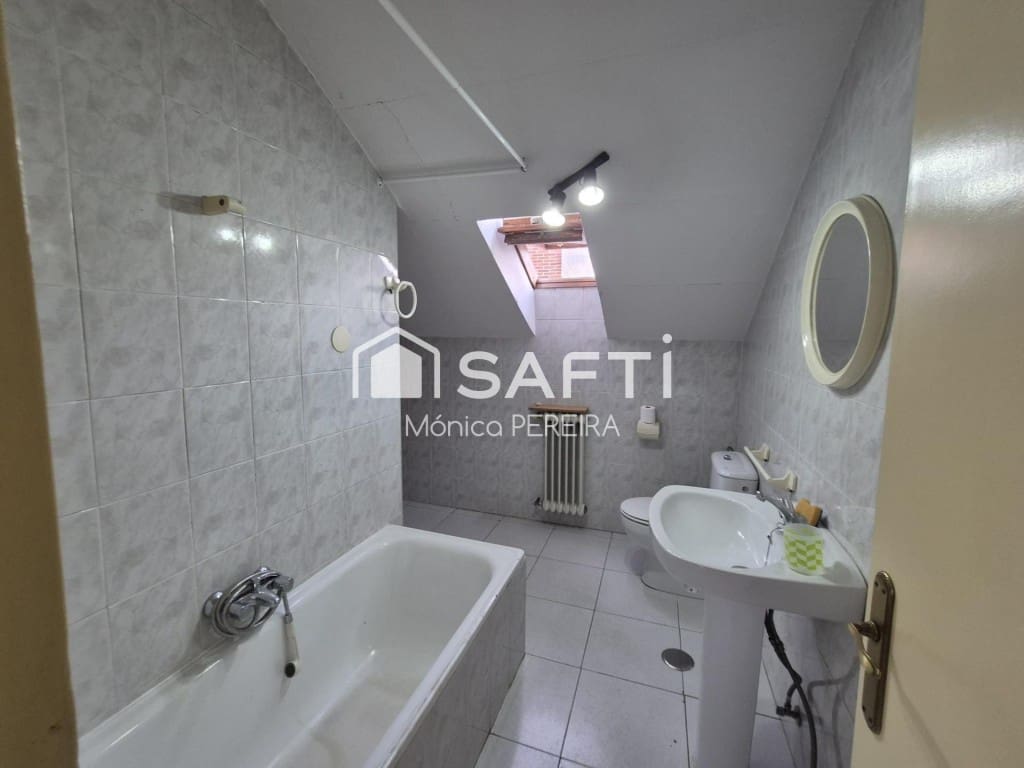 10 bedroom Villa for sale in Leon city with garage - € 427,500 (Ref: 9595883)