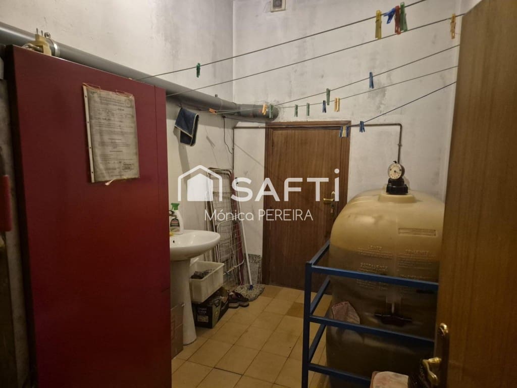 10 bedroom Villa for sale in Leon city with garage - € 427,500 (Ref: 9595883)