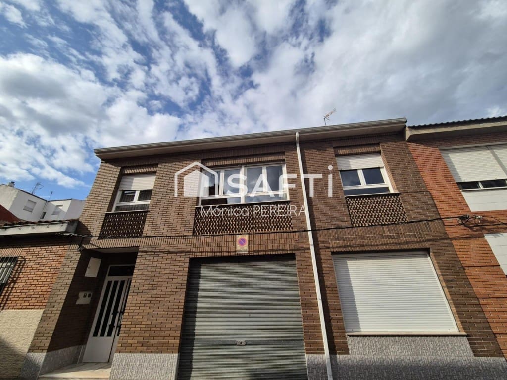 10 bedroom Villa for sale in Leon city with garage - € 427,500 (Ref: 9595883)