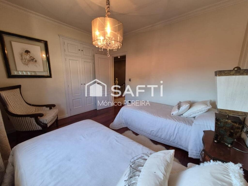 4 bedroom Villa for sale in Nigran with garage - € 780,000 (Ref: 9595885)