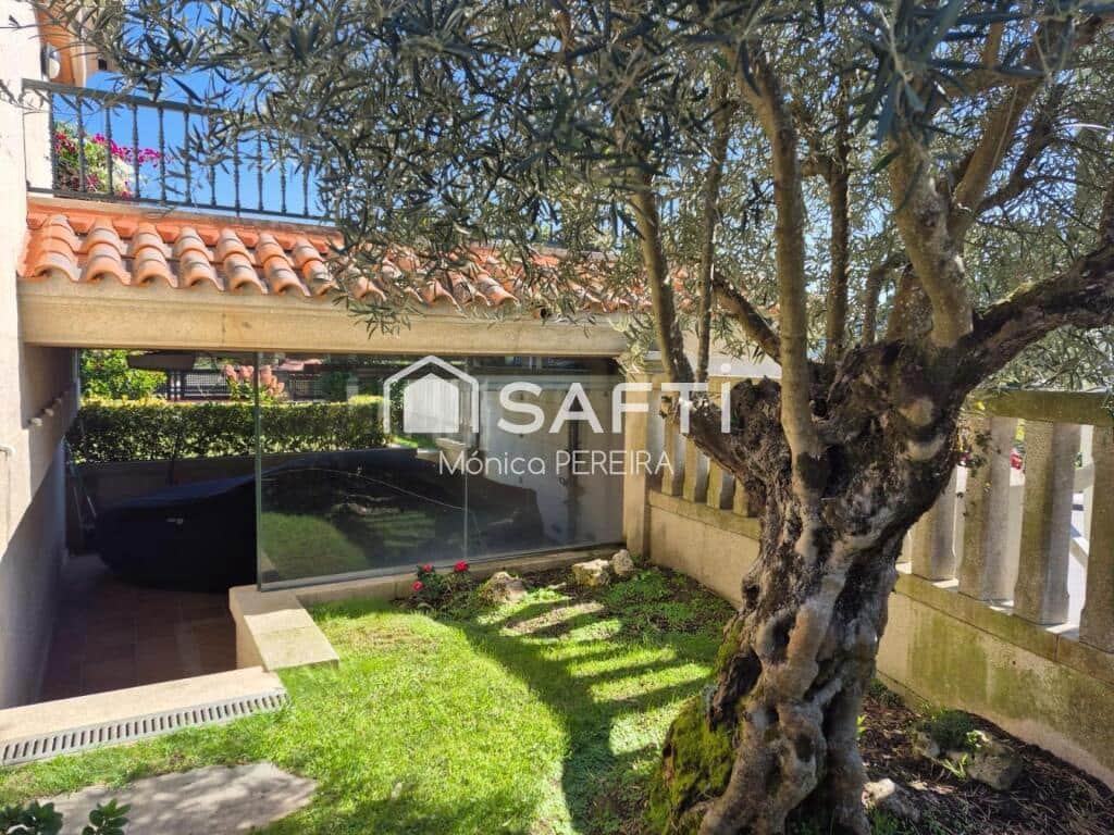 4 bedroom Villa for sale in Nigran with garage - € 780,000 (Ref: 9595885)